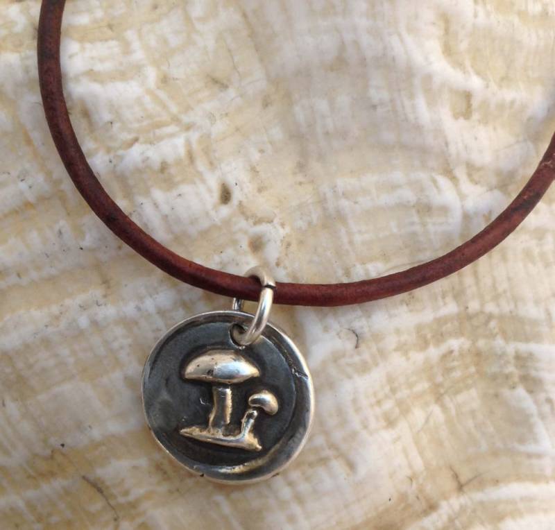 Handmade Sterling Silber Pilz Charme Verstellbare Lederarmband Handmade Sterling Silber Pilz Charme Verstellbare Lederarmband von BeehiveJewelryStore