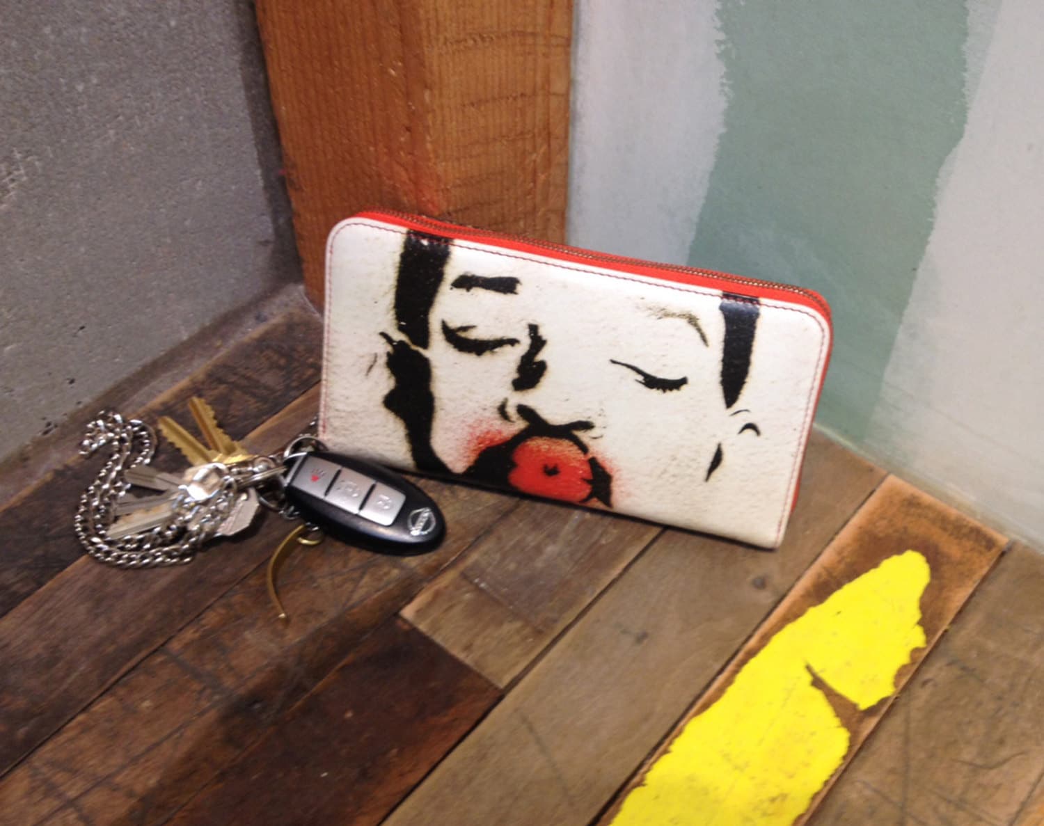 Leder Brieftasche Kiss Graffiti Print Zip Um Mit Kette Armband Leder Brieftasche Kiss Graffiti Print Zip Um Mit Kette Armband von BeehiveJewelryStore
