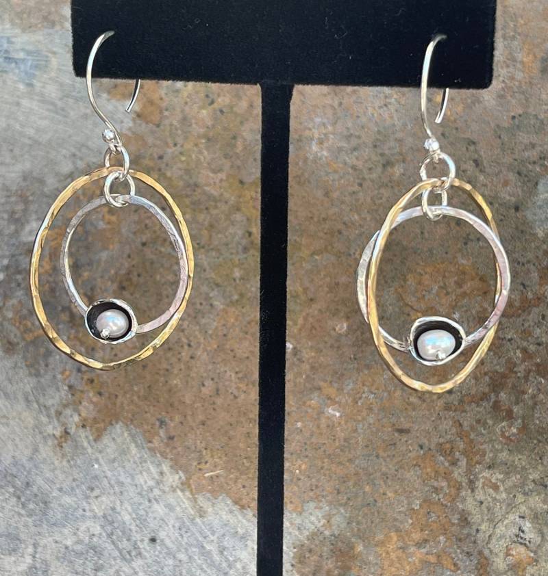 Mixed Metal Floating Pearl in A Pod Doppel-Creolen von BeehiveJewelryStore