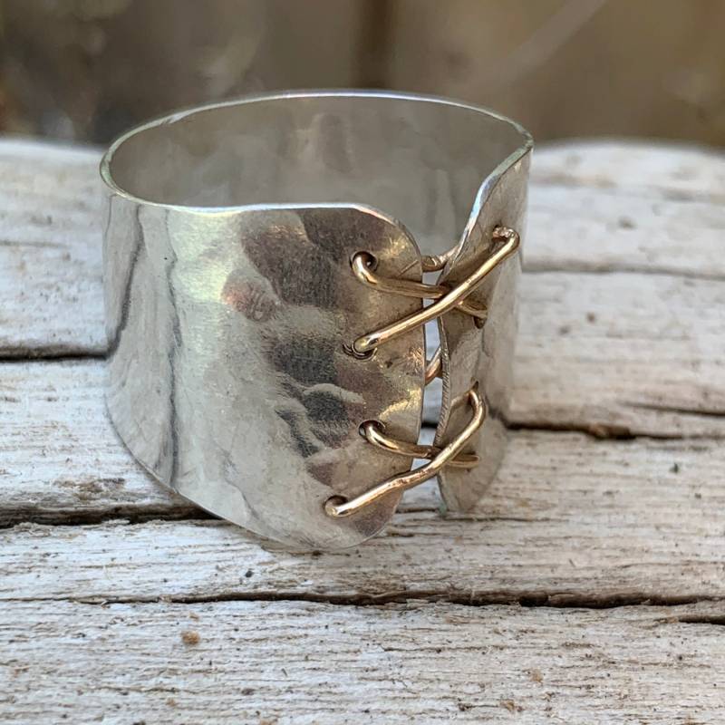 Silber Cuff Korsett Ring Mit Schnürung Aus Golddraht Silber Cuff Korsett Ring Mit Schnürung Aus Golddraht von BeehiveJewelryStore