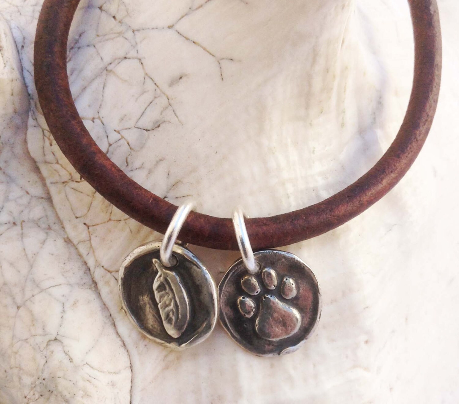 Vierbeiner Freund Handgemacht Sterling Silber Pfote & Feder Charms 4mm Lederarmband Mit Magnetverschluss Vierbeiner Freund Handgemacht Sterling Silber Pfote & Feder Charms 4mm Lederarmband Mit Magnetverschluss von BeehiveJewelryStore