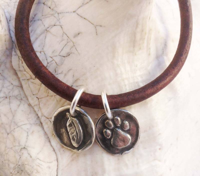 Vierbeiner Freund Handgemacht Sterling Silber Pfote & Feder Charms 4mm Lederarmband Mit Magnetverschluss Vierbeiner Freund Handgemacht Sterling Silber Pfote & Feder Charms 4mm Lederarmband Mit Magnetverschluss von BeehiveJewelryStore