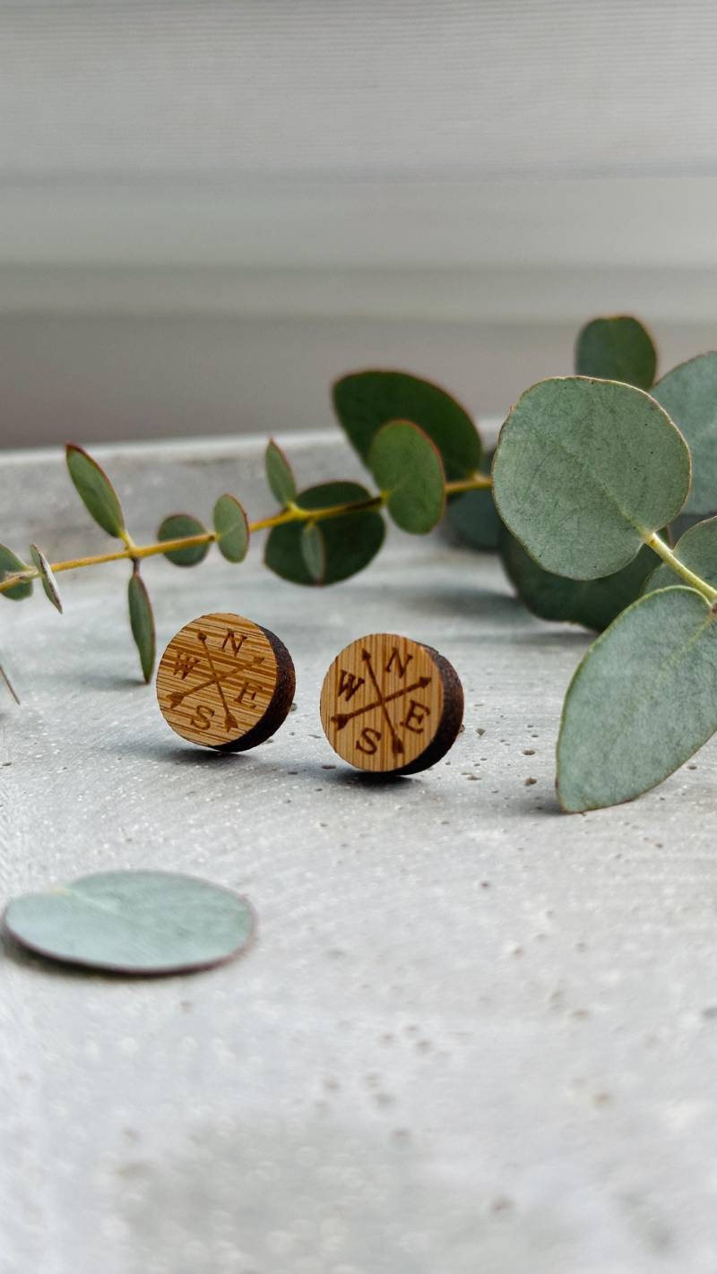 Holz Kompass Ohrstecker - Naturverbunden & Stilvoll Holz Kompass Ohrstecker - Naturverbunden & Stilvoll von BeekesCreativStudio