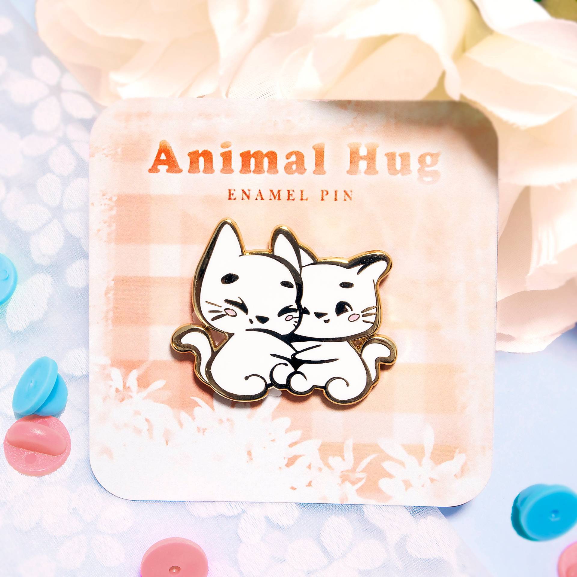 Kitty Hug Emaille Pin, Niedlicher Pinnwandfüller, Katze Harter Kawaii Kuscheltier Kunst, Geschenk Für Sie, Rucksack Dekoration von BeeluArt