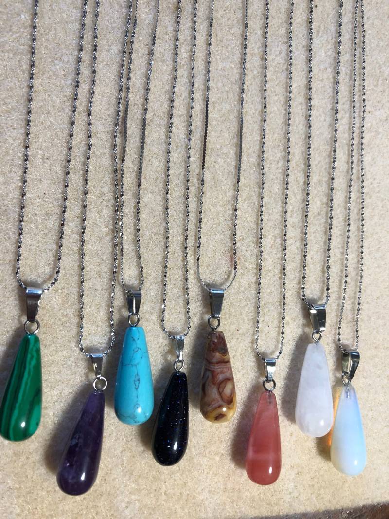 Natürliche Edelstein Teardrop Anhänger Sterling 17 in Kette von BeeoriginalCrafts