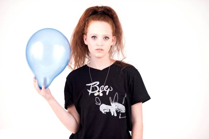 Schwarzes T-Shirt Mit V-Ausschnitt Handgefertigtes Siebdruck-Häschen-Logo-T-Shirt von BeepStudio