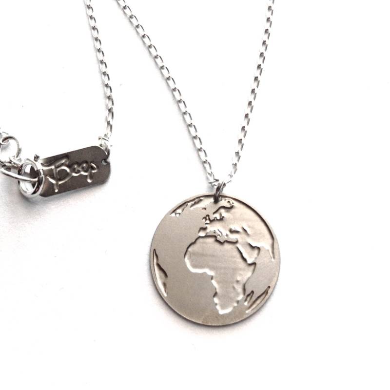 Silberne Erdkugel-Halskette Globus Anhänger, Minimalist Symbol Schmuck von BeepStudio