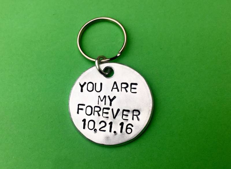 Du Bist Für Immer Mein - Tagesgeschenk Ihn Personalisierte Datum Schlüsselanhänger Jahrestag Geschenke Freund Geschenk Männer von BeesHandStampedGifts