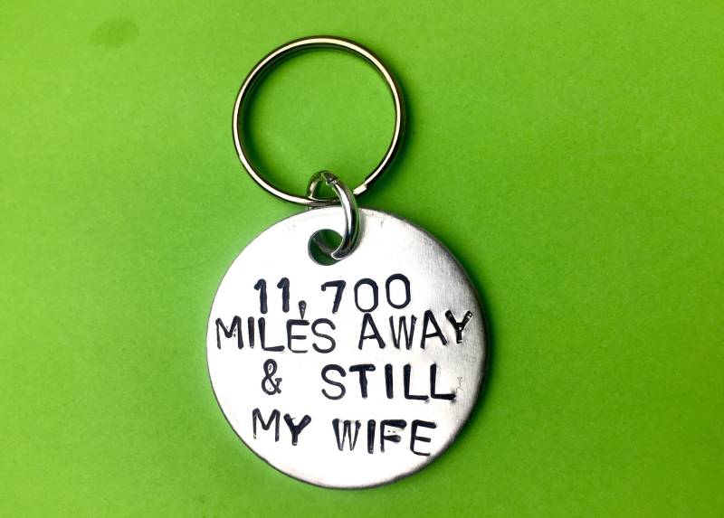 Fern-Beziehungs-Ehefrau-Geschenk - Weite Entfernung Und Trotzdem Meine Frau Personalisierter Schlüsselanhänger von BeesHandStampedGifts