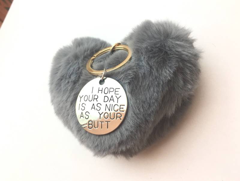 Grau Kunstpelz Pom Schlüsselanhänger Herz - Schön Wie Dein Hintern Jahrestag Geschenk Geschenke Für Frau, Frauen, Taschenanhänger von BeesHandStampedGifts