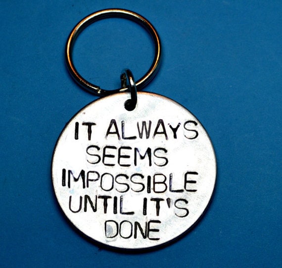 Inspirierender Schlüsselanhänger, Es Scheint Immer Unmöglich, Inspirierendes Zitat, Geschenk Für Den Besten Freund, Geschenkideen, Geschenk von BeesHandStampedGifts