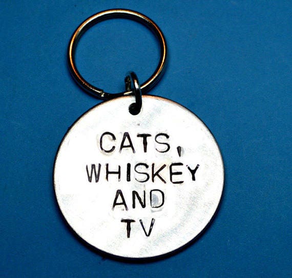 Katzen, Whisky Und Tv, Night In, Katzenliebhaber, Geschieden Geschenk, Coworker Geschenk Für Männer, Schlüsselanhänger Echte Männer Best Bud von BeesHandStampedGifts