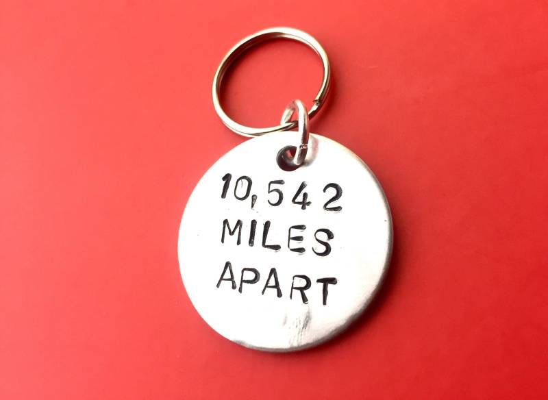 Valentinstag Geschenk, Fern Beziehung Geschenk - Für Ihn Zum Jahrestag Personalisierter Schlüsselanhänger von BeesHandStampedGifts