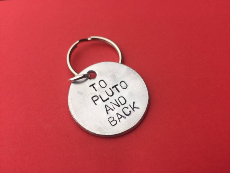 Weihnachtsgeschenk, Personalisiertes Geschenk Für Freund Zum Jahrestag - Ich Liebe Dich Zu Pluto Und Zurück Schlüsselbund von BeesHandStampedGifts