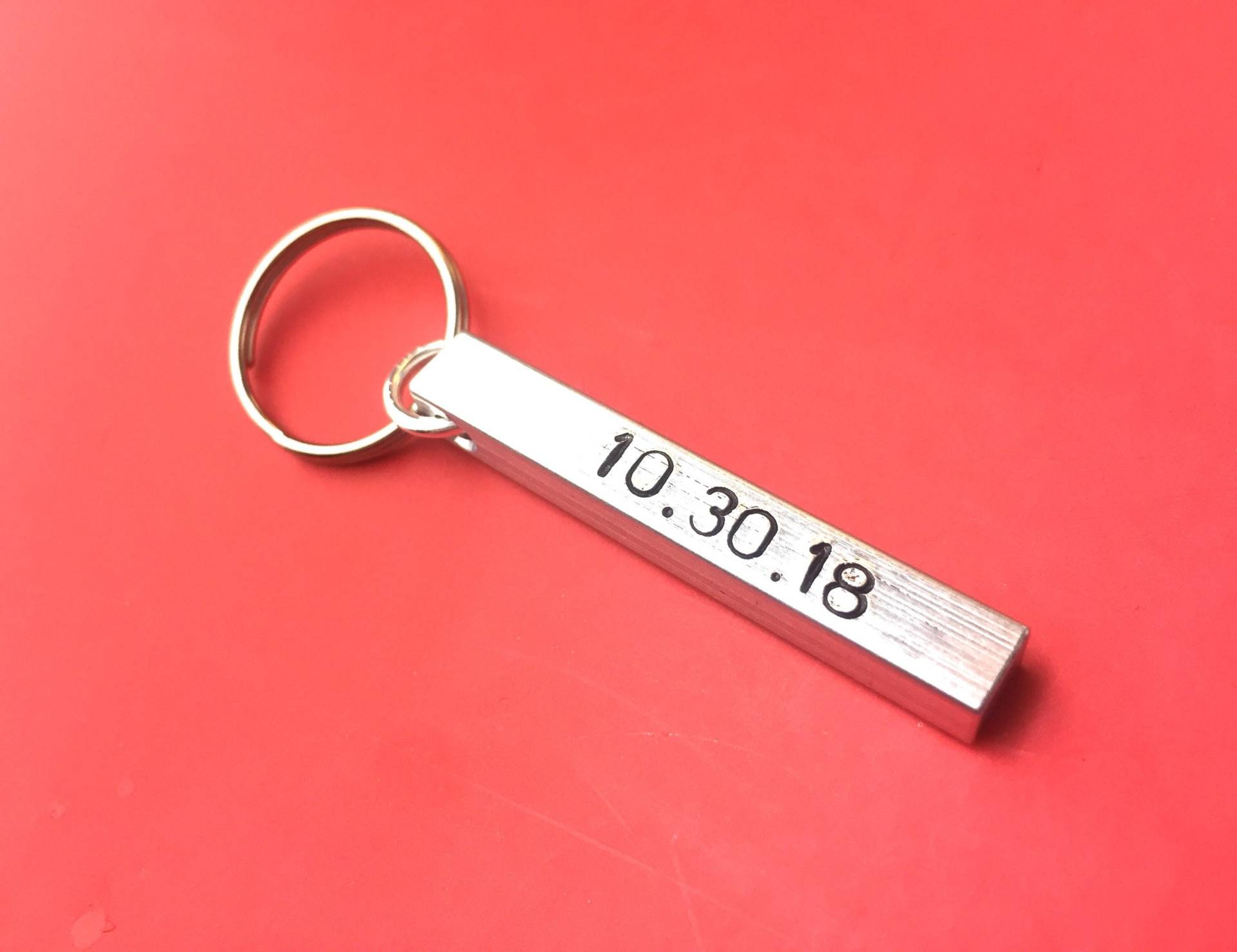 Verlobungsgeschenk, Datum Schlüsselanhänger - Freund Geschenk Personalisiert Bar Jahrestagsgeschenk Für Ihn Benutzerdefinierte von BeesHandStampedGifts