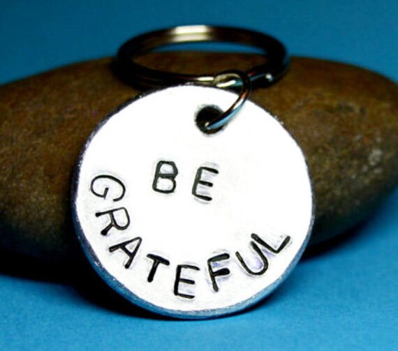 Weihnachtsgeschenk, Be Grateful Keychain - Inspirierendes Geschenk von BeesHandStampedGifts
