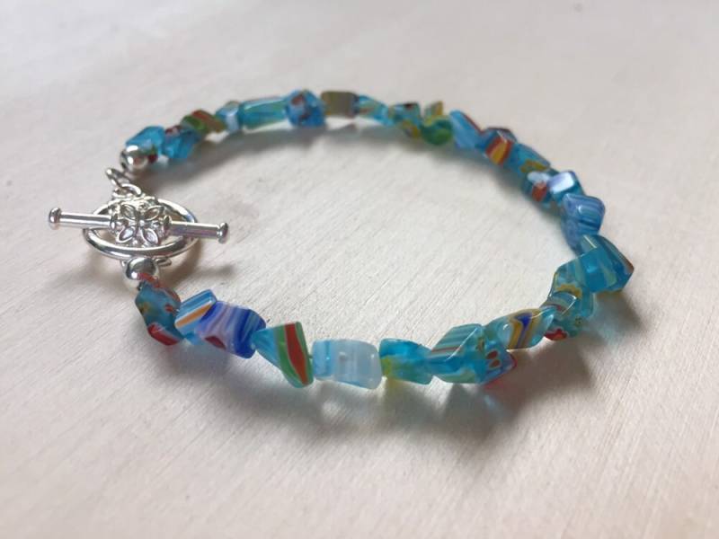 Blaues Glassplitterarmband von BeesHandmadeJewelry