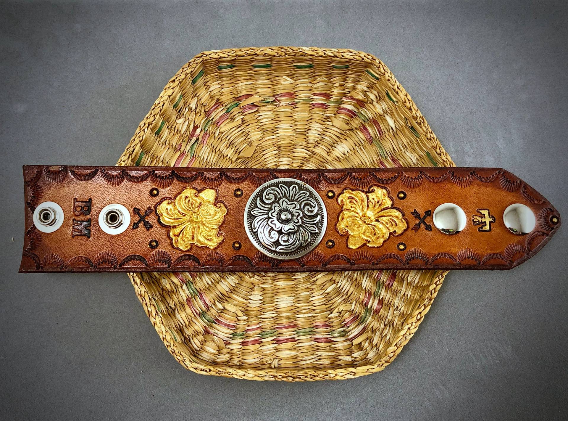 Leder-Armreif Mit Silbernem Concho Und Goldenen Lilien Xs Leder-Armreif Mit Silbernem Concho Und Goldenen Lilien Xs von BeetleMittens