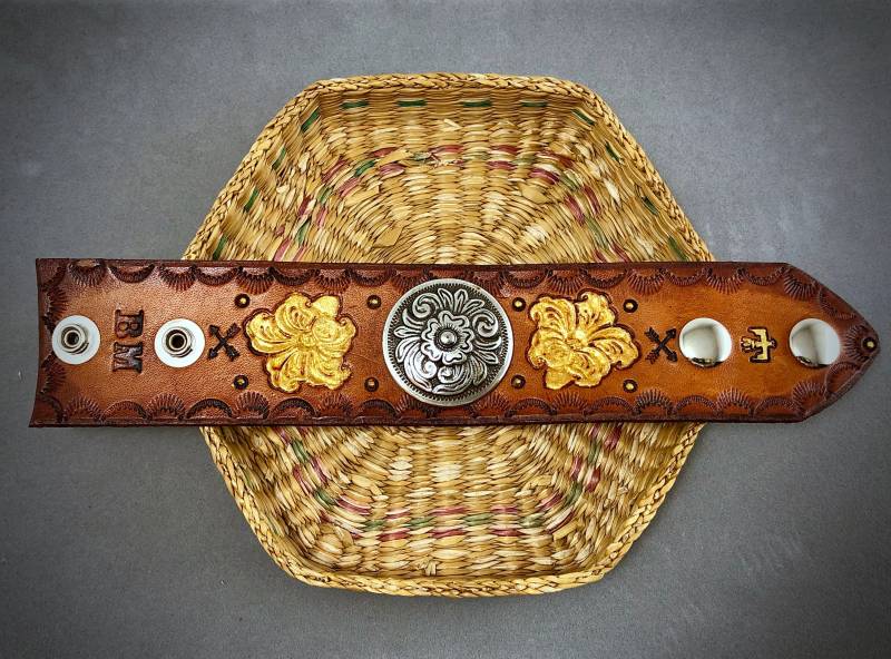 Leder-Armreif Mit Silbernem Concho Und Goldenen Lilien Xs von BeetleMittens