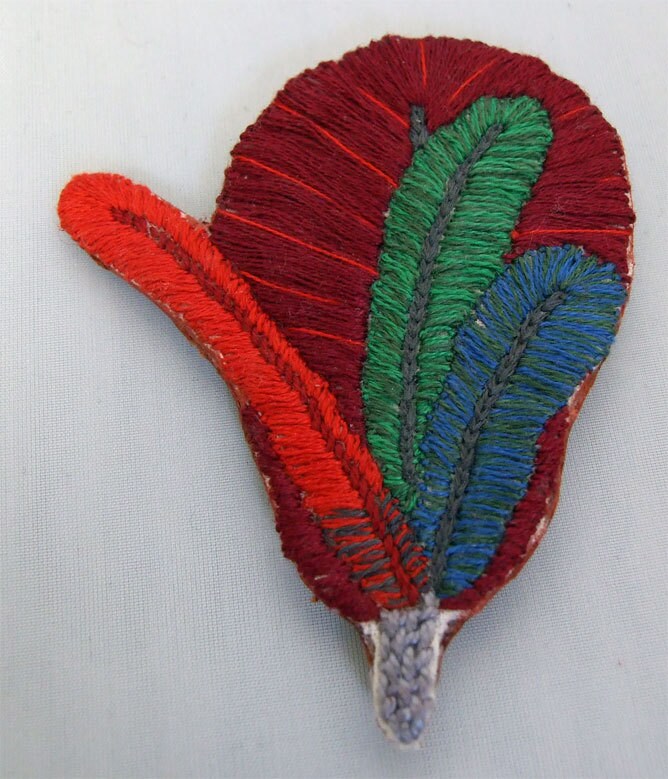 Von Hand Gestickte Federnbrosche Von Hand Gestickte Federnbrosche von BeetlestoneStudioArt