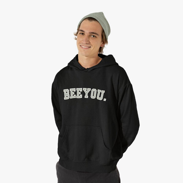 Beeyou. Clothes Hoodie aus Bio-Baumwolle mit Collegeschrift-Look von Beeyou. Clothes