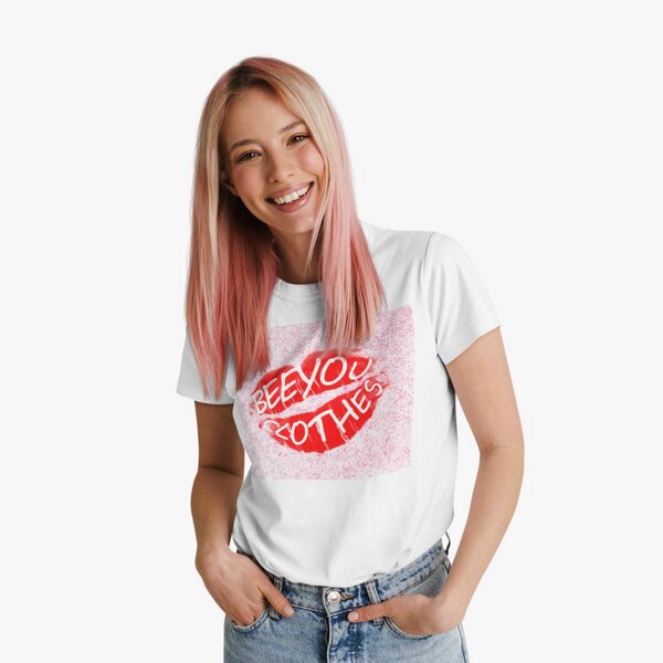 Beeyou. Clothes T-Shirt aus Bio-Baumwolle mit Beeyou Kuss Druck von Beeyou. Clothes