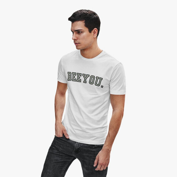 Beeyou. Clothes T-Shirt aus Bio-Baumwolle mit Collegeschrift-Look von Beeyou. Clothes