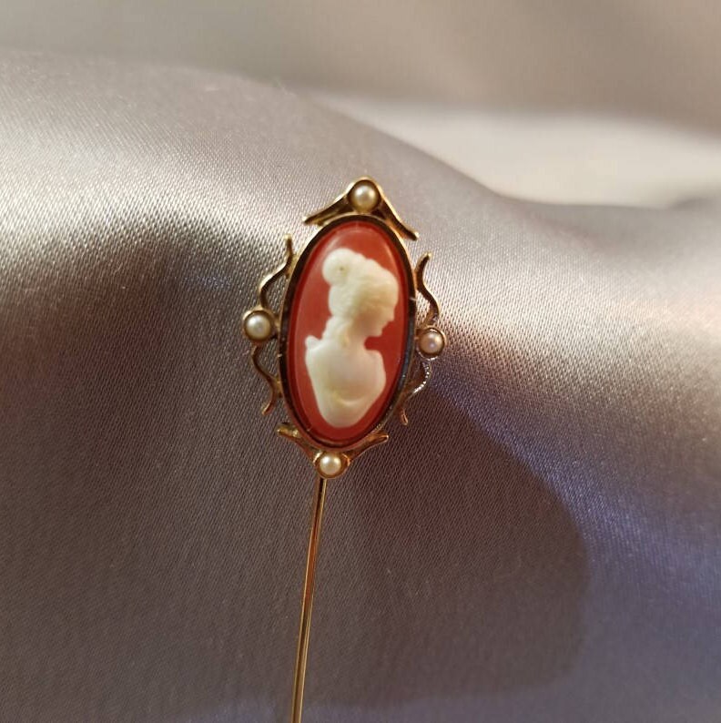 Anstecknadel//Avon//Cameo//Anstecknadel//Karamell-Farbener Stein//Weiße Kamee//Kleine Perle Auf 4 Seiten Der Anstecknadel// Markiert Avon//2, 75 von BeforeItDisappears