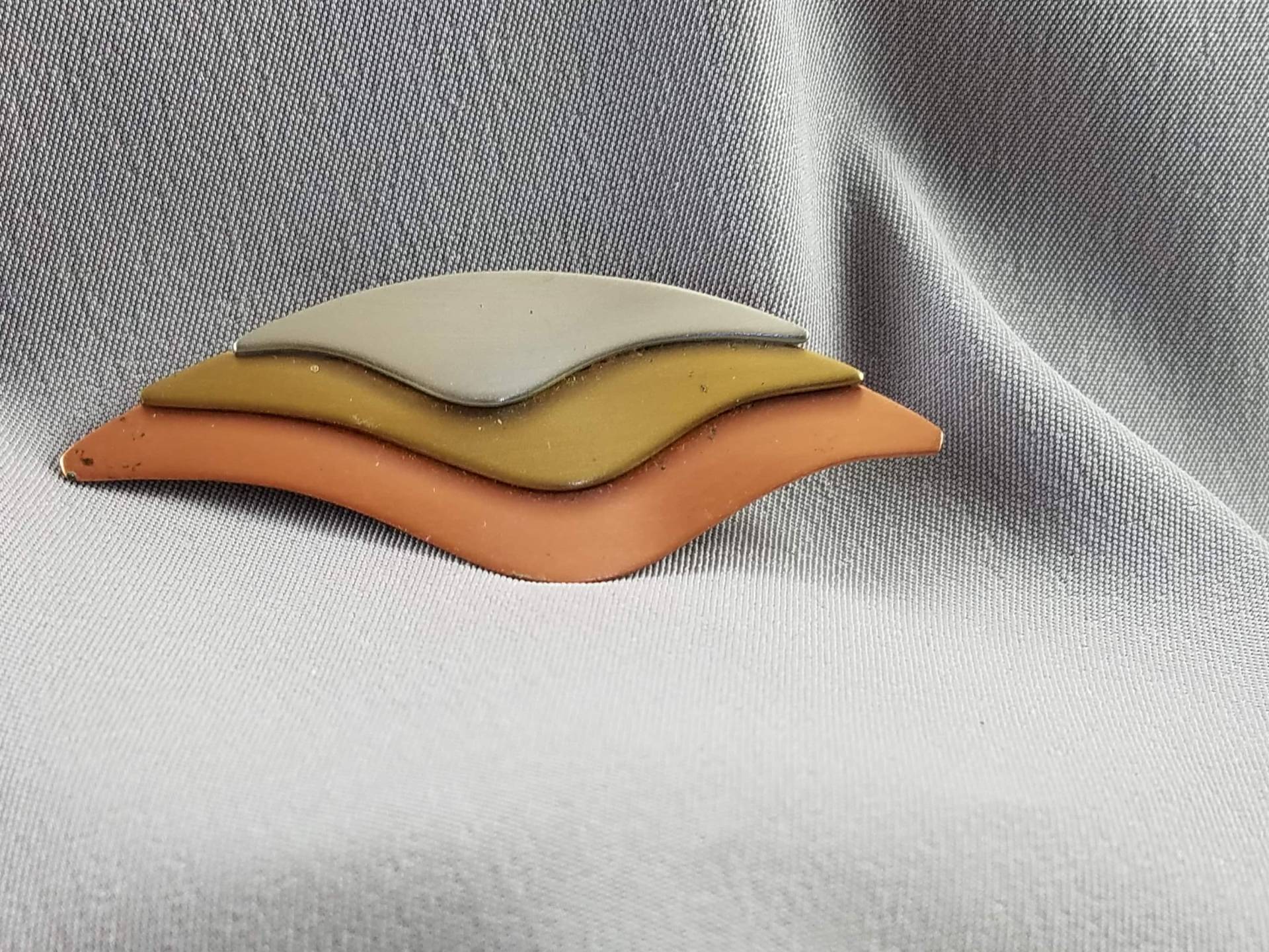 Anstecknadel // 3 Metalle Kupfer Messing Aluminium Wellen Flügel Modern 60S Look Handgemacht Vintage von BeforeItDisappears