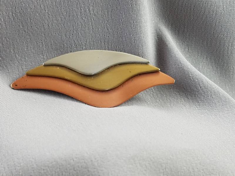 Anstecknadel // 3 Metalle Kupfer Messing Aluminium Wellen Flügel Modern 60S Look Handgemacht Vintage von BeforeItDisappears