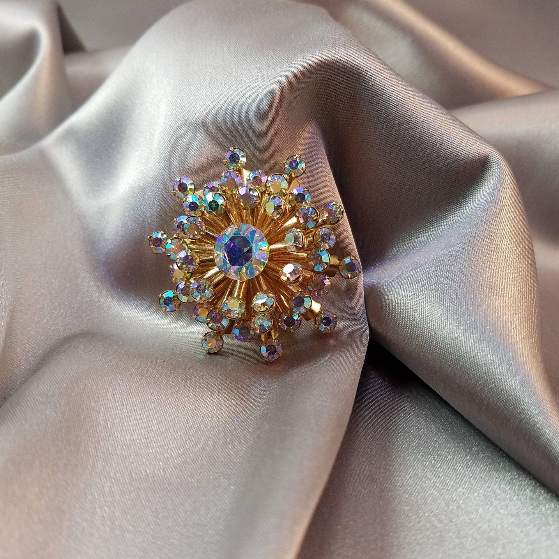 Anstecknadel // Aurora Borealis Großer Mittelstein 41 Kleinere Strasssteine 4 Lagen Steine Hell Wie Sterne Glitzern von BeforeItDisappears