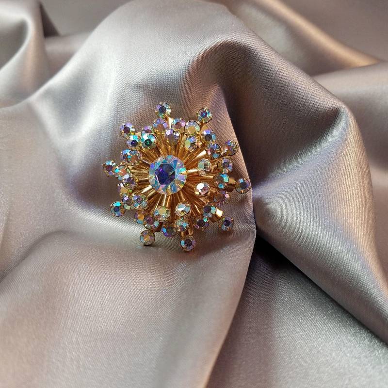 Anstecknadel // Aurora Borealis Großer Mittelstein 41 Kleinere Strasssteine 4 Lagen Steine Hell Wie Sterne Glitzern von BeforeItDisappears