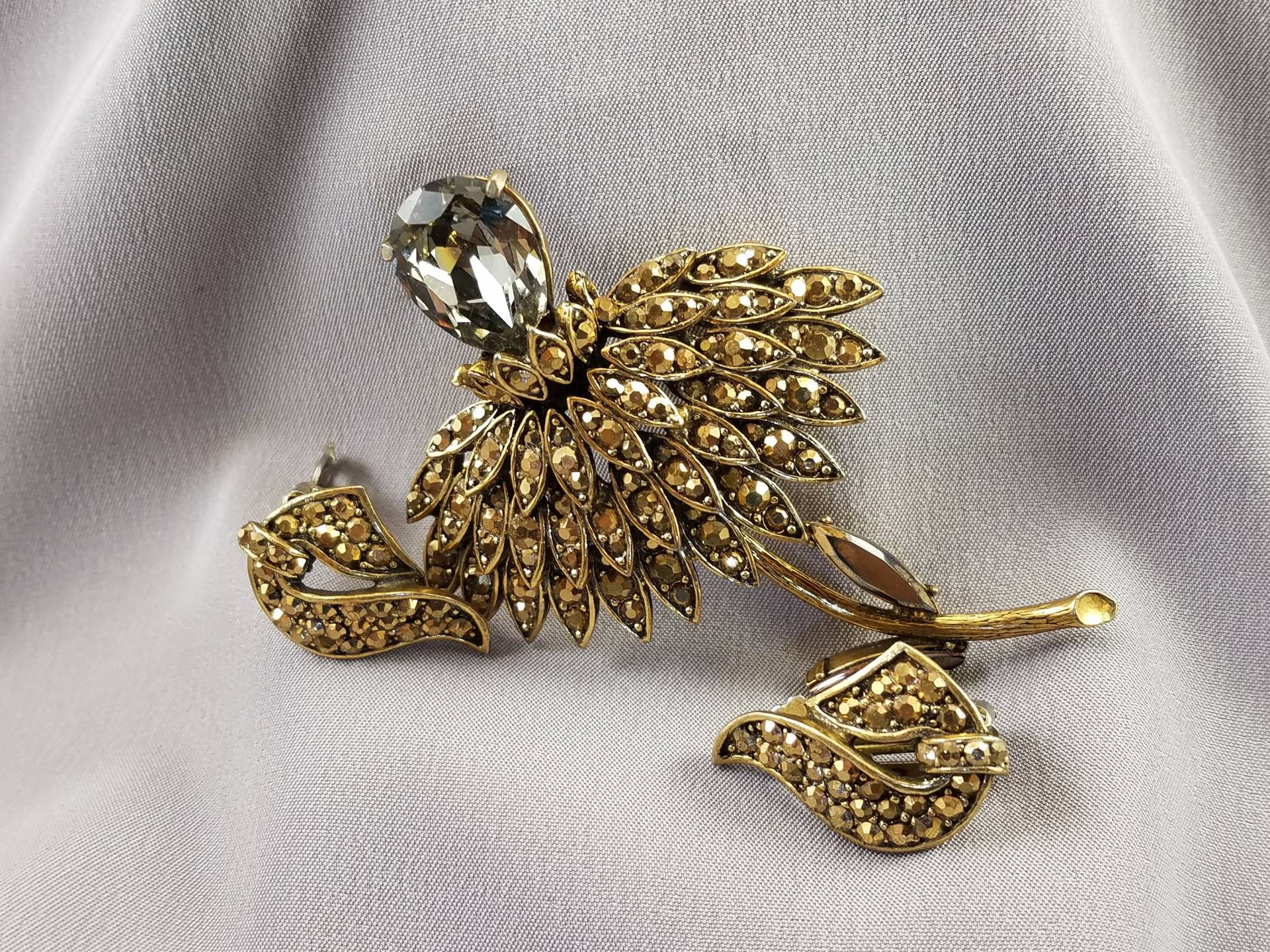 Anstecknadel Und Ohrringe//Weiss//Gold Pyrit Mit Pavemuster//Zacken Kristall//Ohrringclips//Pyrit Pavemuster//Florales Design//Gold von BeforeItDisappears