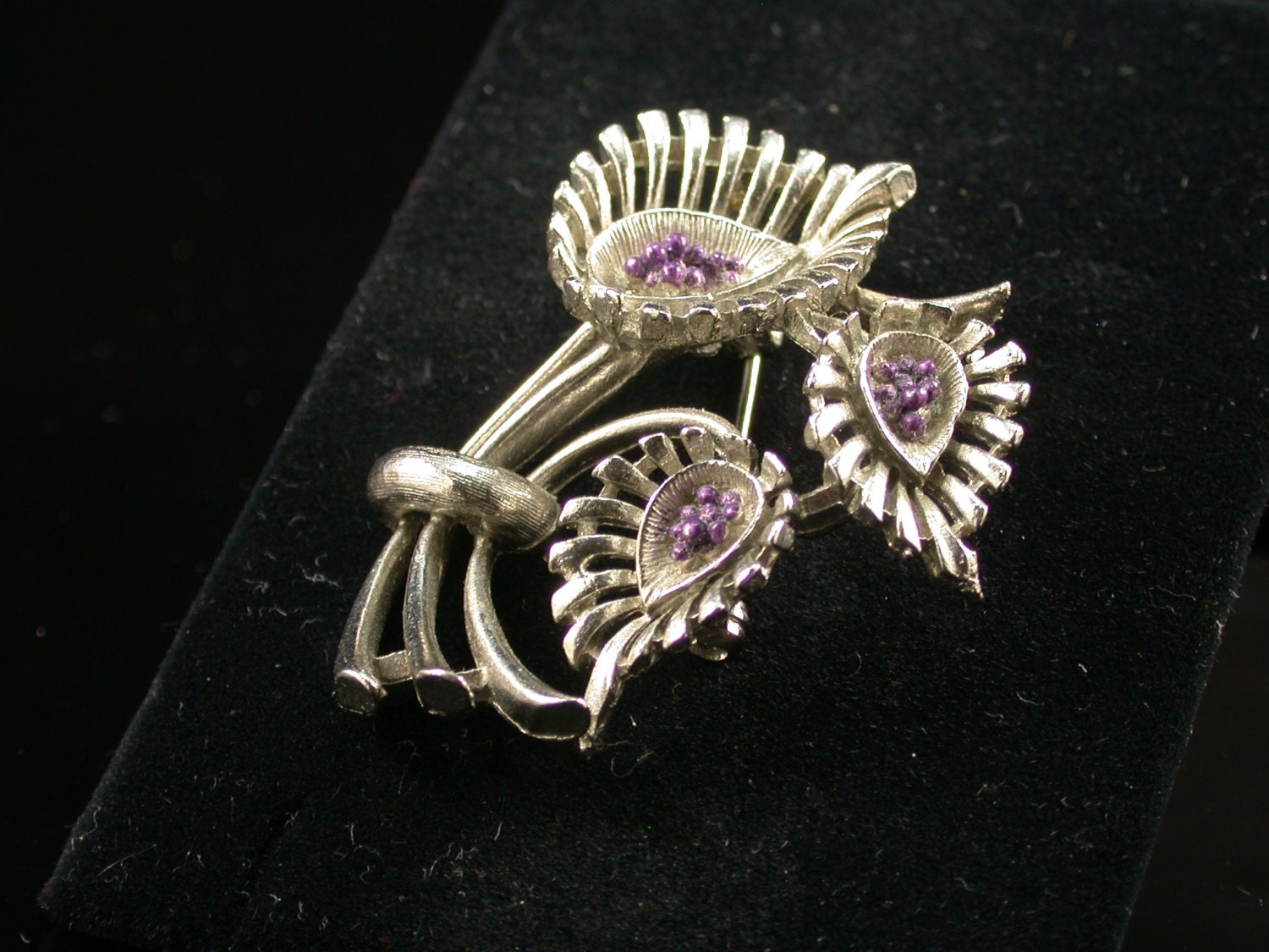 Brosche, Anstecknadel Silberfarben, 3 Blütenbouquet, Lila Amethyst Farbene Mitten, Lisner, Scharfe Blütenränder, Tropfenförmige Blüten von BeforeItDisappears