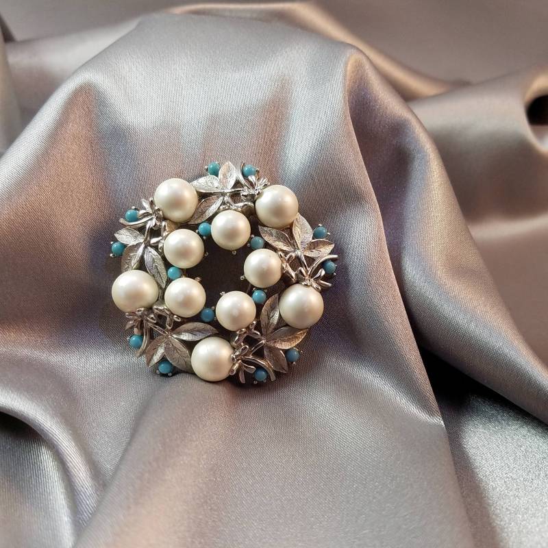 Brosche//Anstecknadel//Sarah Coventry//Alaskan Summer Design//Hellblaue Perlen Wechseln Sich Mit Künstlichen Ab//1960Er Jahre//Rhodium Silber von BeforeItDisappears