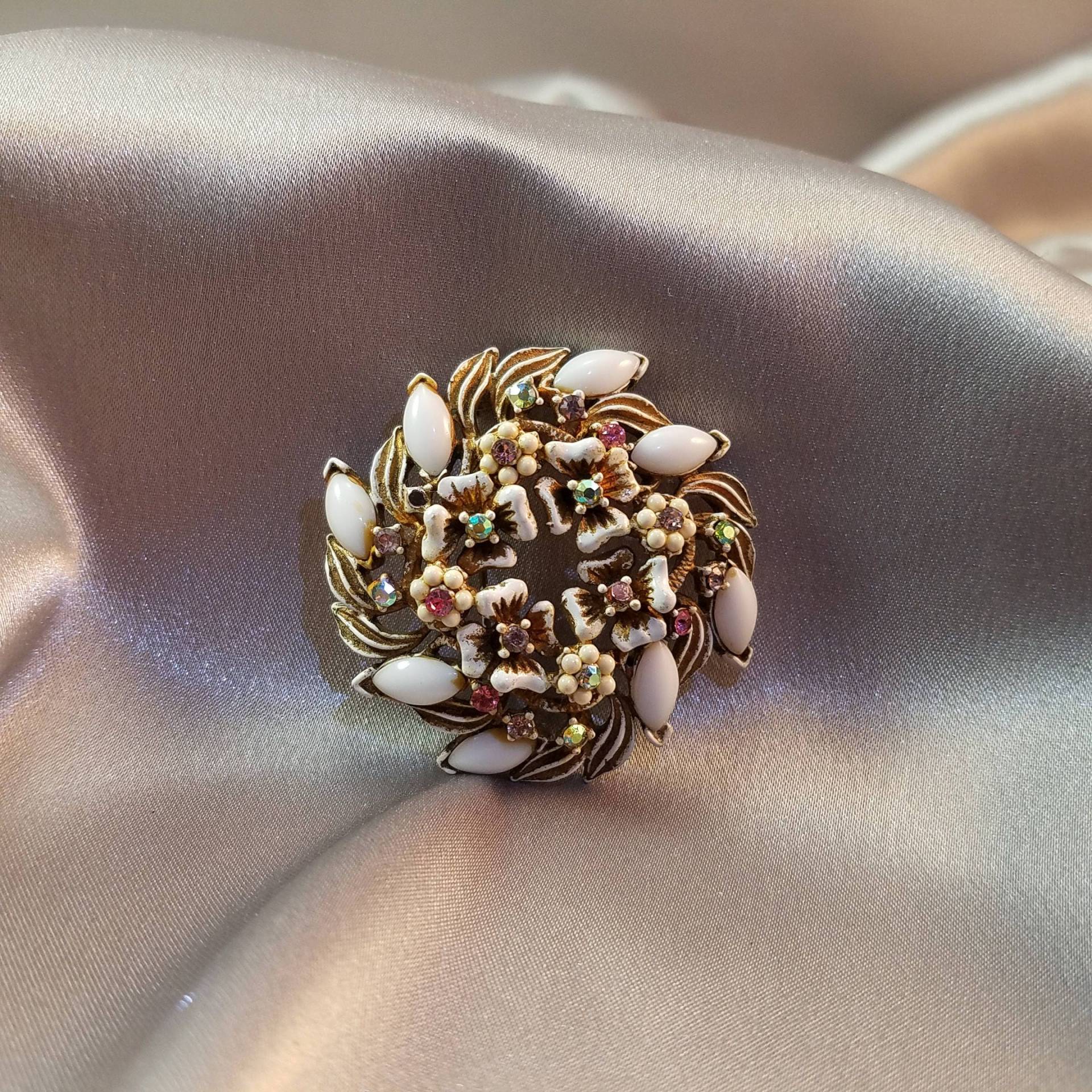 Brosche//Brosche//Weiße Emaille//Weiße Cabochons//Helle Und Dunkle Rosa Strasssteine// Klare Aurora Borealis Strasssteine//Gemarkt von BeforeItDisappears