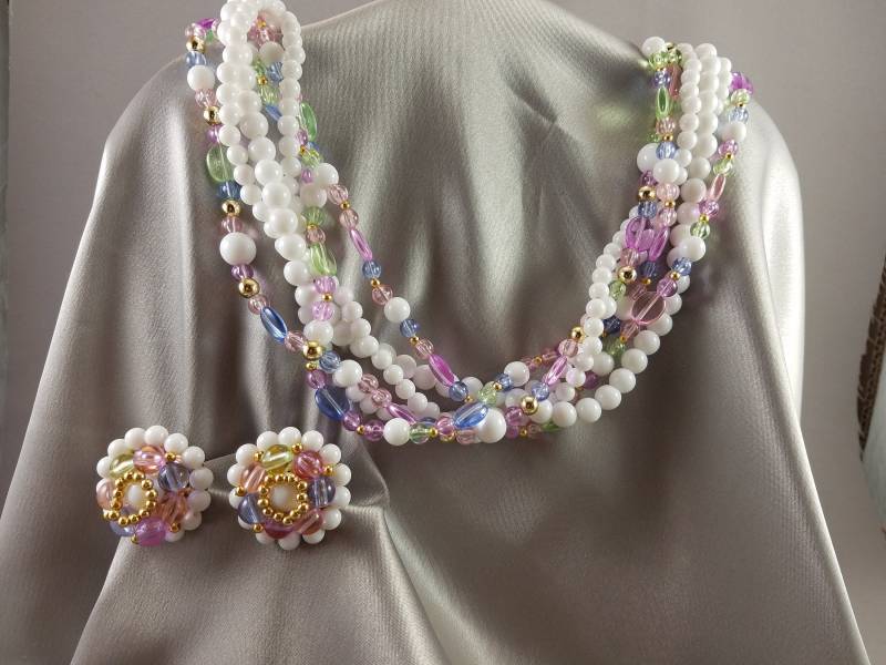 Halskette Mit Runden Ohrclips// Pastell Perlen Getrennt Durch Gold Perlen// Weiße Perlenähnliche Verlängerungskette// Passende Ohrringe von BeforeItDisappears