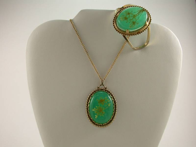 Halskette Und Armband//Lucite//Queen Anne's Lace Blume Im Stein Erhalten// Klapparmband Einstellbar//Goldstein-Rahmen Kette von BeforeItDisappears