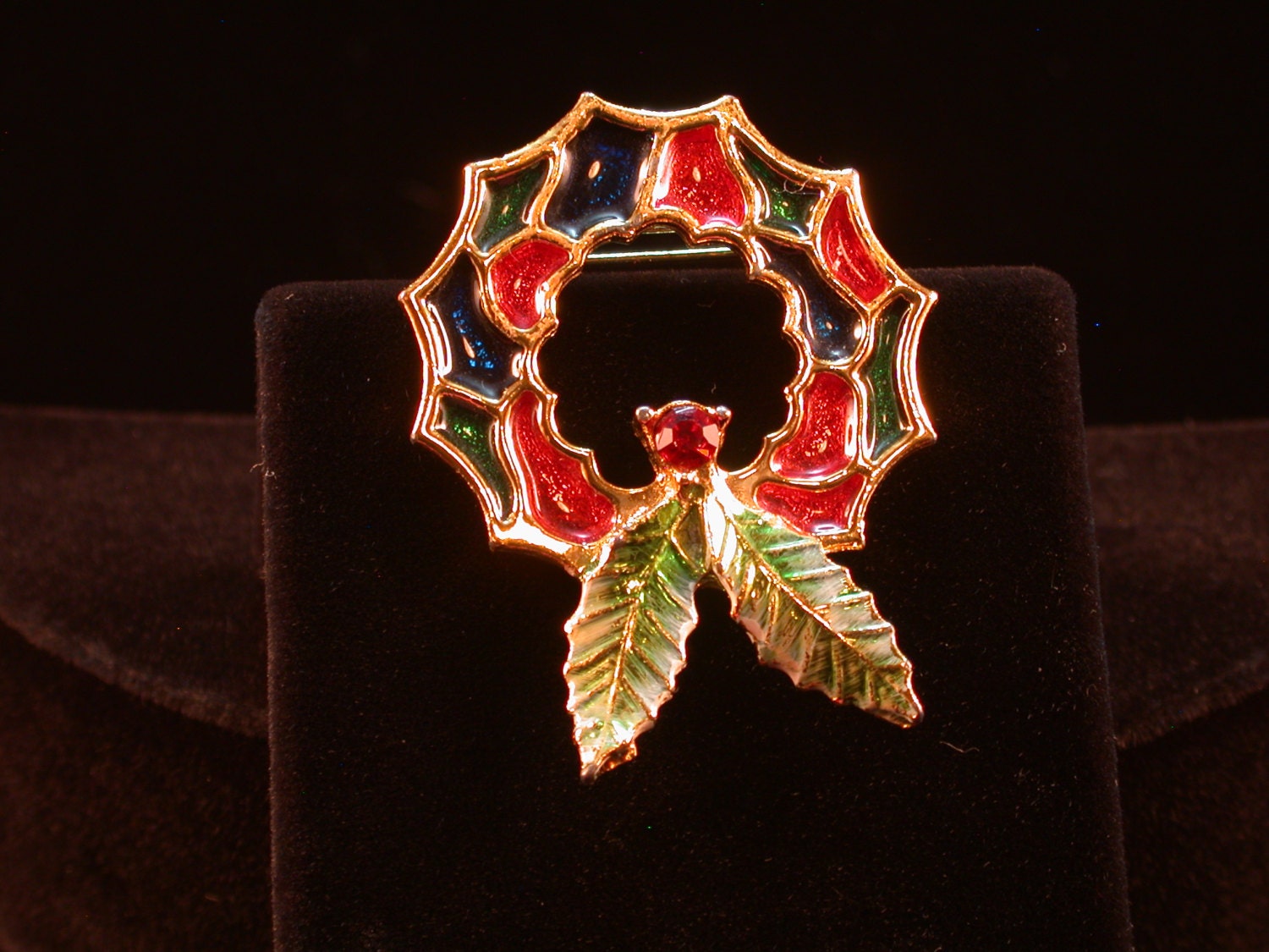 Kranz Brosche/Kranz Brosche/Modern/Auffallend/Weihnachten/Roter Kristall Akzent/ B J Design/Emaliert/Gold Nadel von BeforeItDisappears