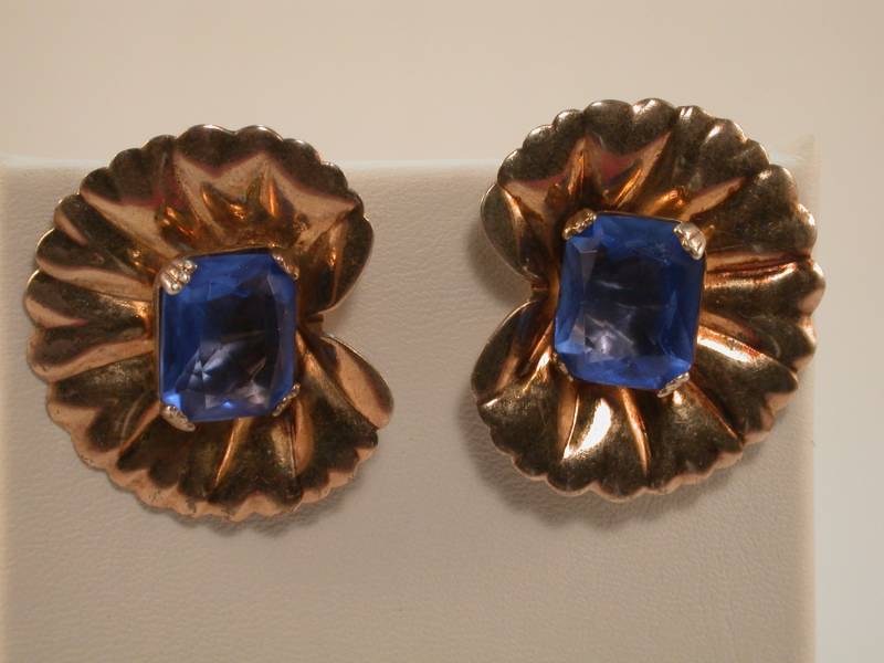 Ohrringe//Gold Vermeil//Sterling Silber//Blauer Stein// 4 Zacken//Stein Im Baguetteschliff//Schraubverschluss//Markierung Sterling Silber von BeforeItDisappears