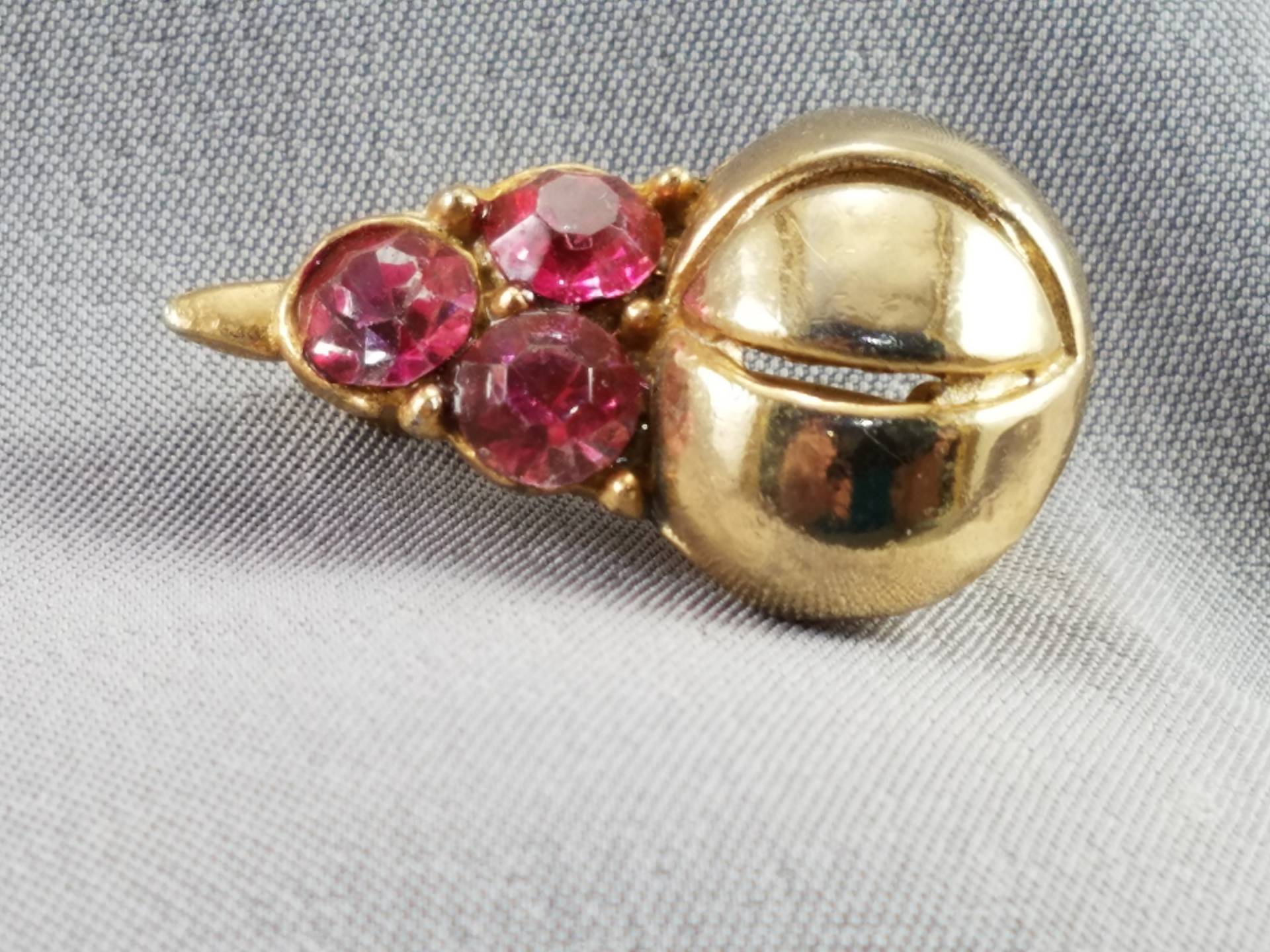 Pin//Weihnachtsanhänger//Weihnachtsanhänger//Goldfarbenes Metall//Handgesetzte Steine//Dunkel - Und Hellrosa Strasssteine//Lehrer von BeforeItDisappears