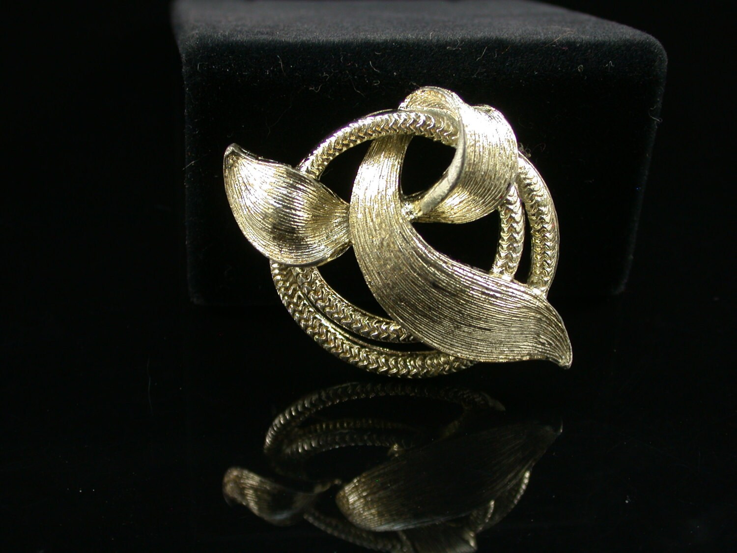 Pin | Brosche Lisner, Silber Gebürstetes Metall Mit Goldenen Untertönen, Doppelringe Bandschleife Binden, Signiert von BeforeItDisappears