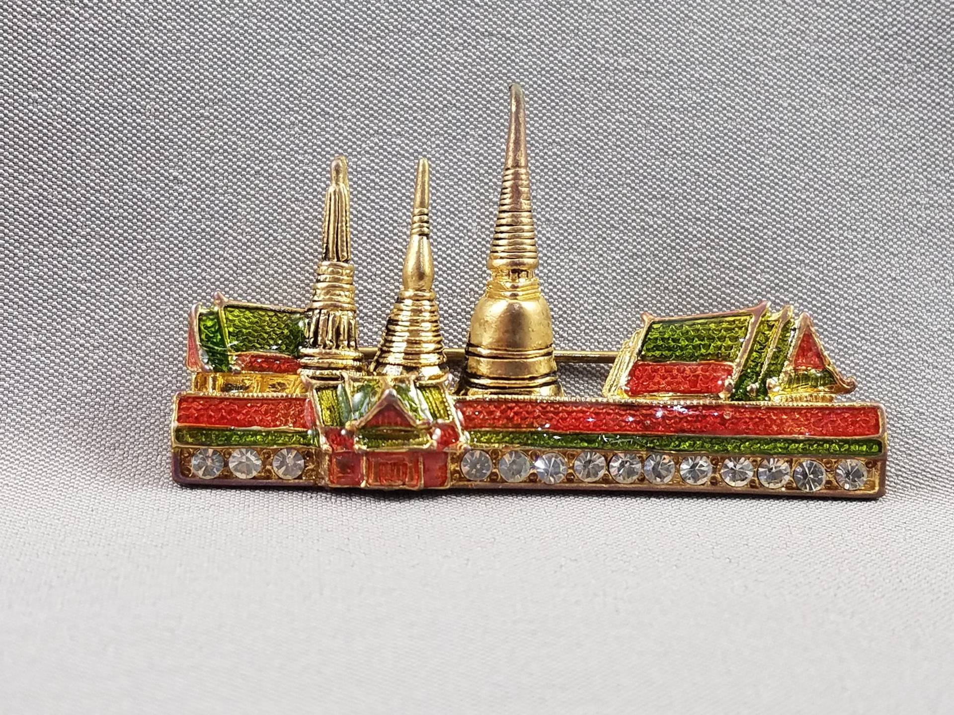 Pin Brosche Regal Karten Baumspitzen Emailliert Rot Grün Signiert Original Box Selten Vtg von BeforeItDisappears