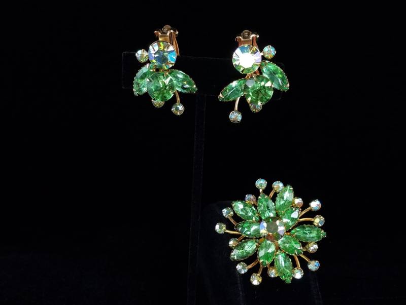 Pin Und Ohrringe Set/Große Grüne Strasssteine/Große Aurora Borealis//50Er Jahre//Marquis Rund//Ohrclips von BeforeItDisappears