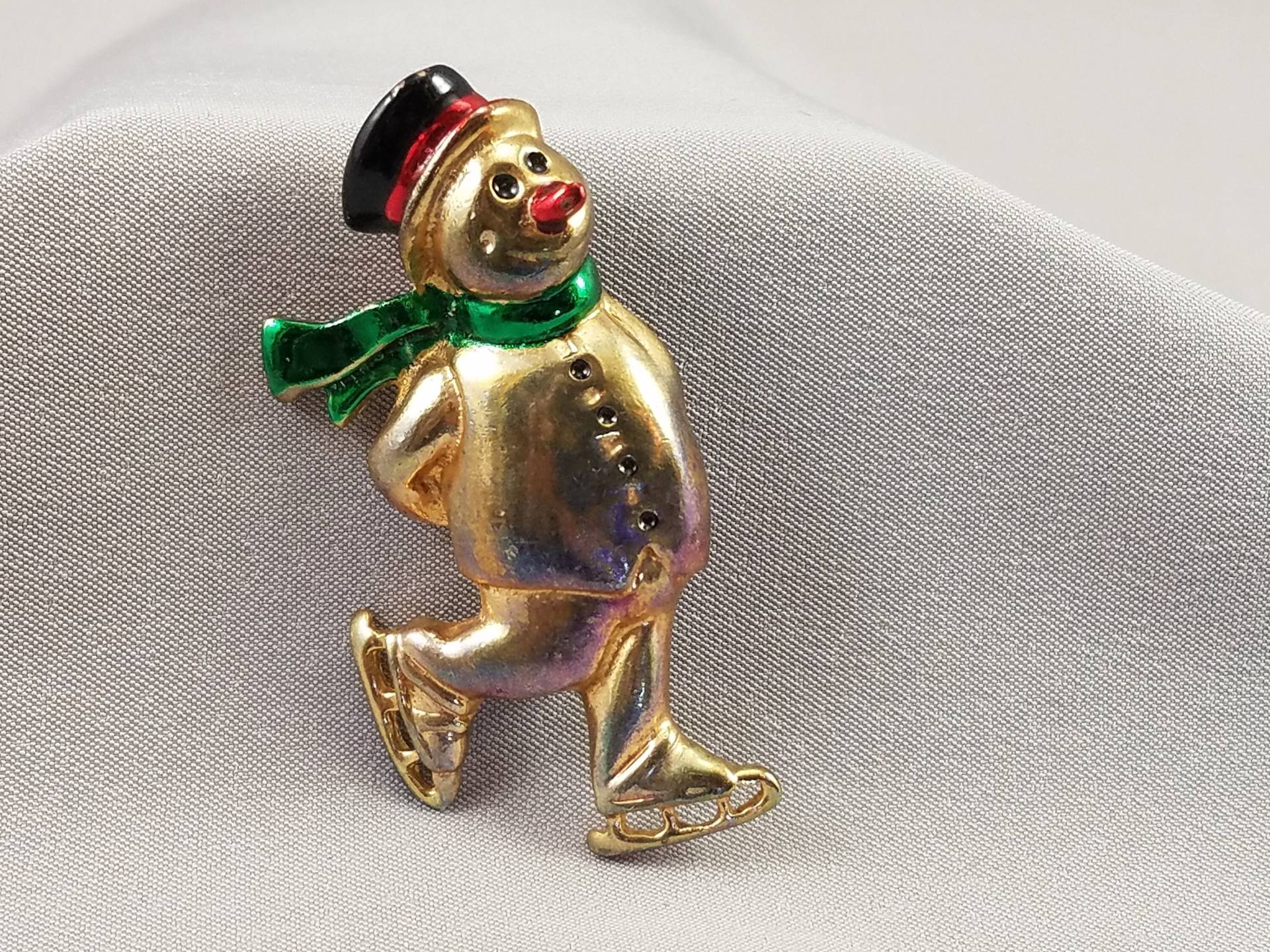 Schneemann Skating Gold Ton Emaille Karotte Nase Schal Hut Frostigeschwarze Augen Vintage von BeforeItDisappears