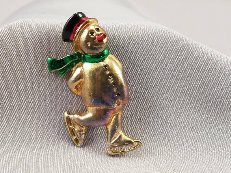 Schneemann Skating Gold Ton Emaille Karotte Nase Schal Hut Frostigeschwarze Augen Vintage von BeforeItDisappears