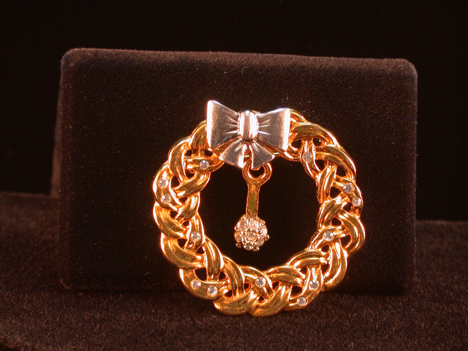 Weihnachten//Anstecknadel//Webkranz//Goldtoner Kranz//Silverton Schleife//Winzige Strasssteine//Gewebte Strasssteine// von BeforeItDisappears