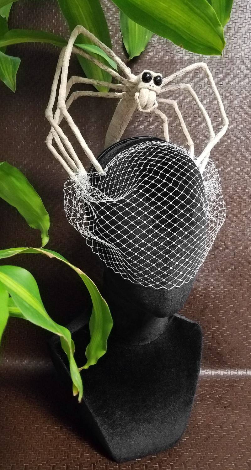Gefangen ~ Ogergesichtige Netzwerfende Spinne Verschleierter Kopfschmuck Fascinator Oder Schreibtischdekoration Auf Bestellung von BeholderBySheena