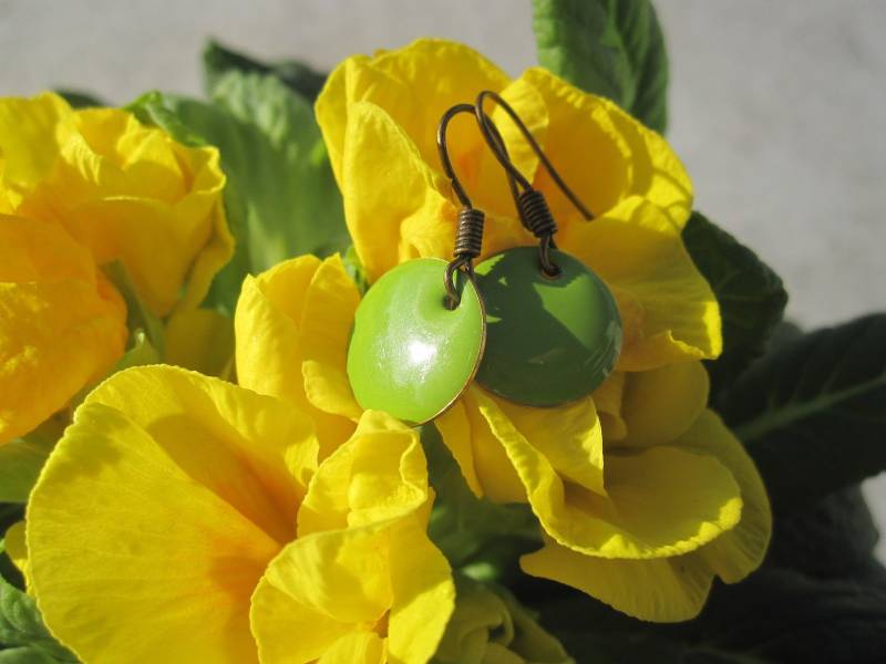 Emaille-Ohrhänger Kleine Punkte Hellgrün, Maigrün, Kaltemaille von Behrenperlen