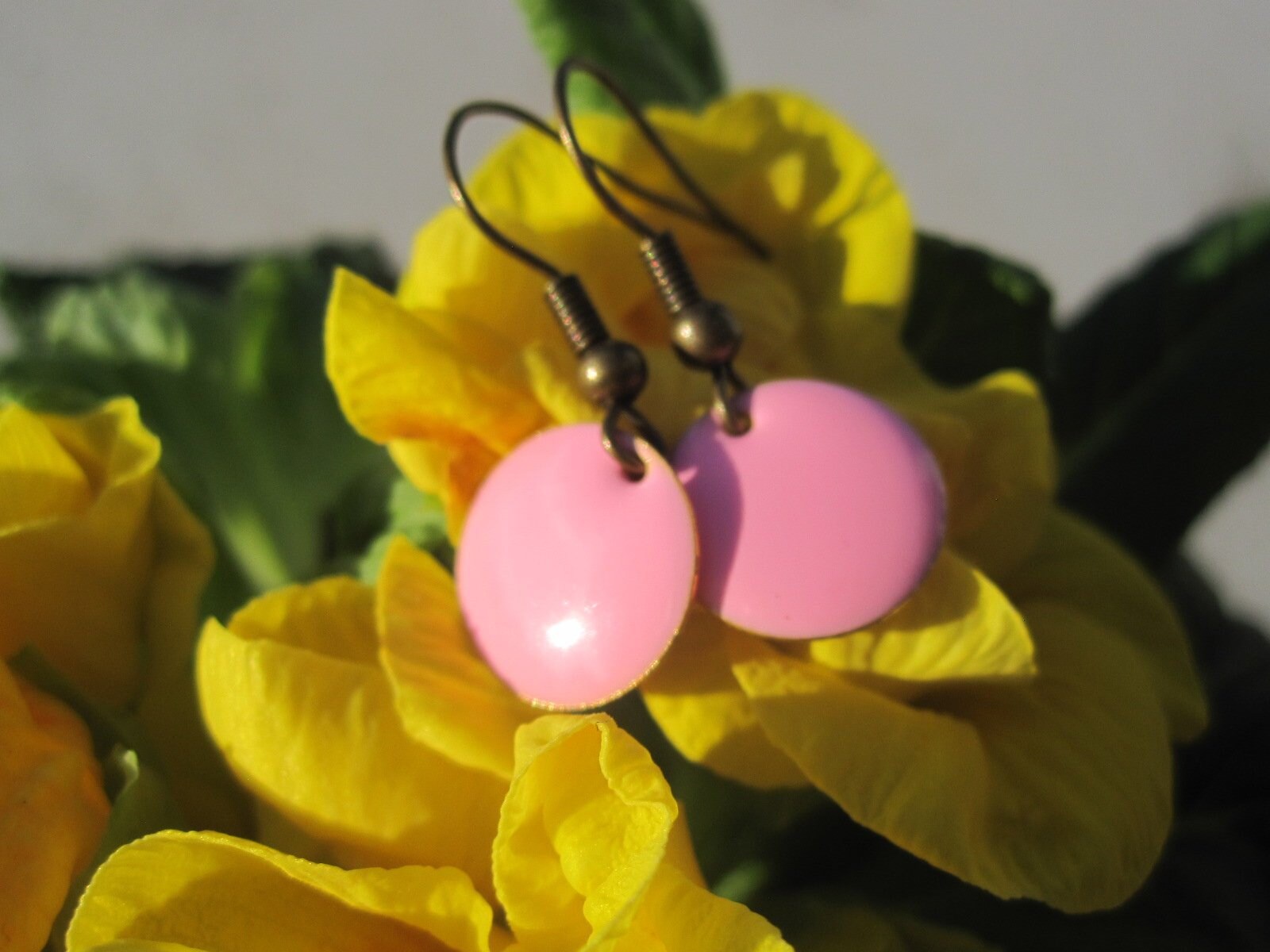 Emaille-Ohrhänger Kleine Punkte Rosa, Rund, Mini, Kaltemaille von Behrenperlen